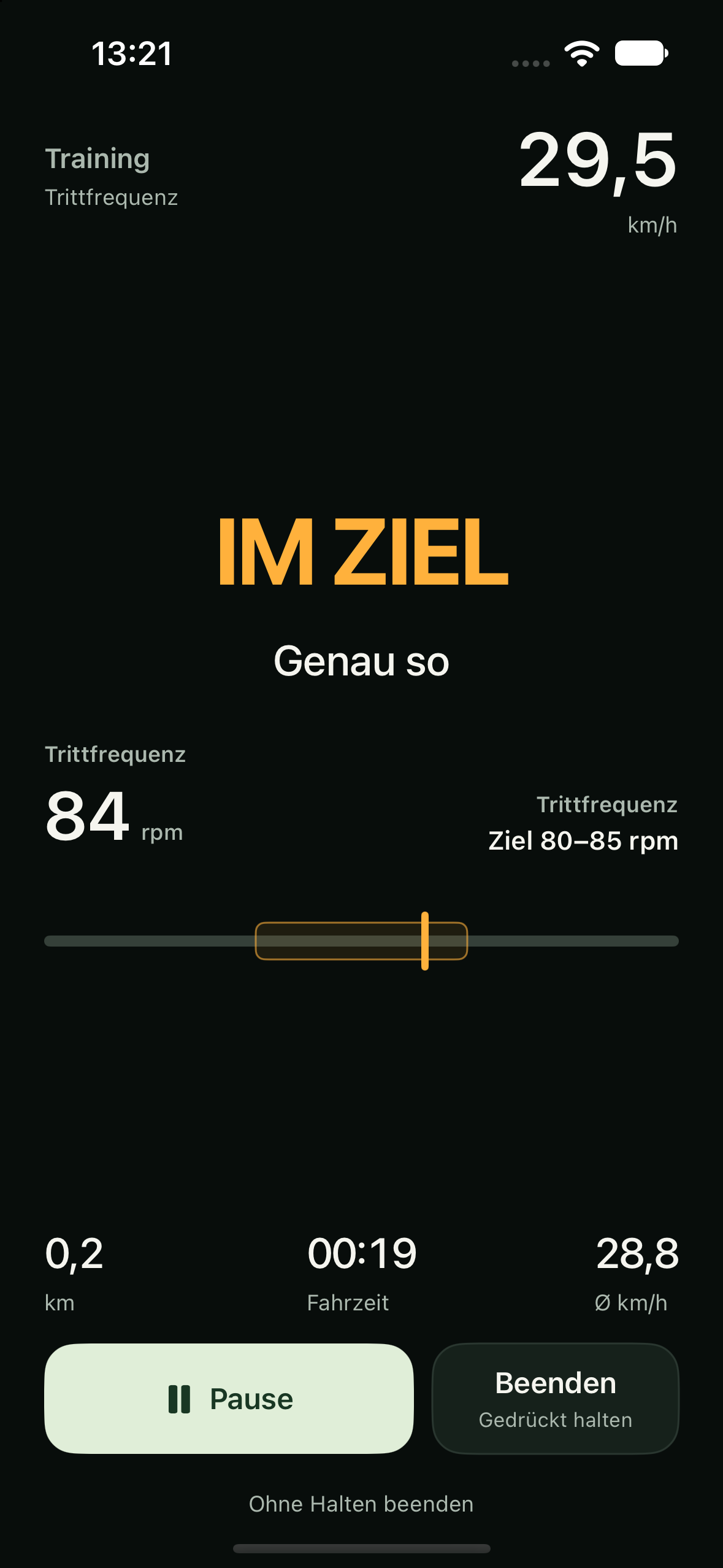Pedal Cue zeigt ein laufendes Training mit Trittfrequenz und Zielbereich.